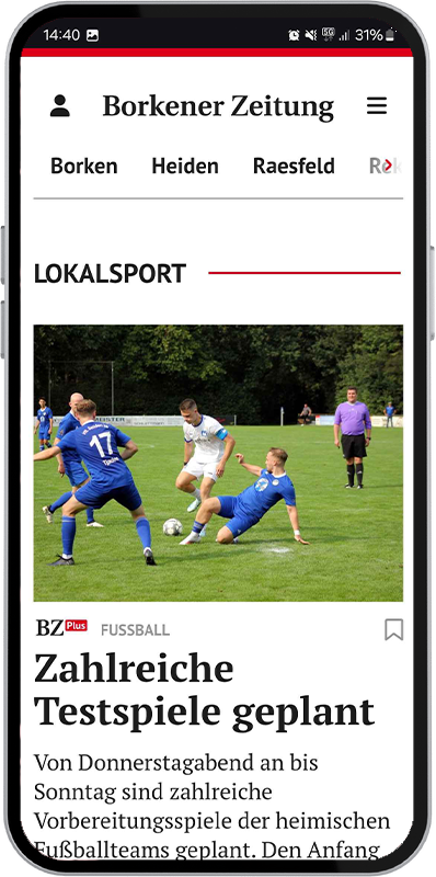 Ein Smartphone zeigt die Website der Borkener Zeitung, mit einem Artikel über Lokalsport und einem Bild von Fußballspielern während eines Spiels auf einem Rasenplatz.